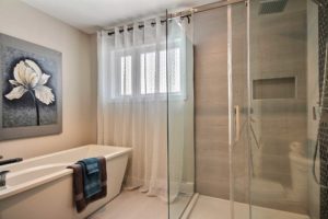 Maison unifamiliale St-Nicolas salle de bain gris beige douche vitre et bain