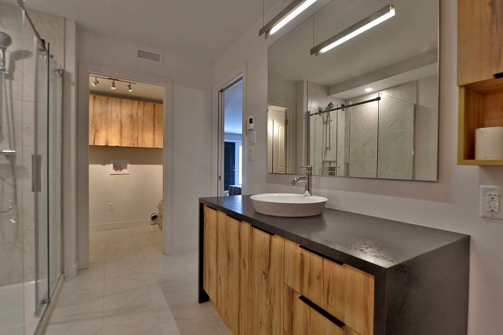 Salle de bain Val-Bélair blanche et bois veiné